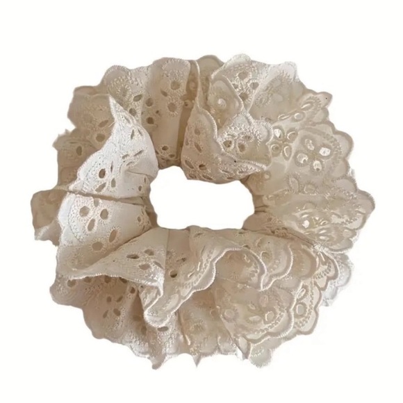 NWOT Ivory Eyelet Hair Scrunchie - Picture 2 of 2